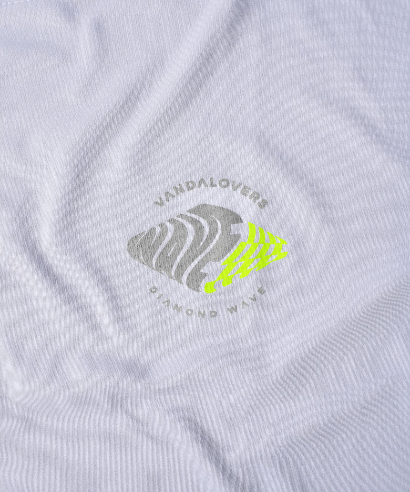 Camiseta-Solarproof-Nino-Diamond-Wave-White-YWAZ-Frente-Estampado-2_b321255e-5f45-4d66-b390-f03481164fd7.jpg