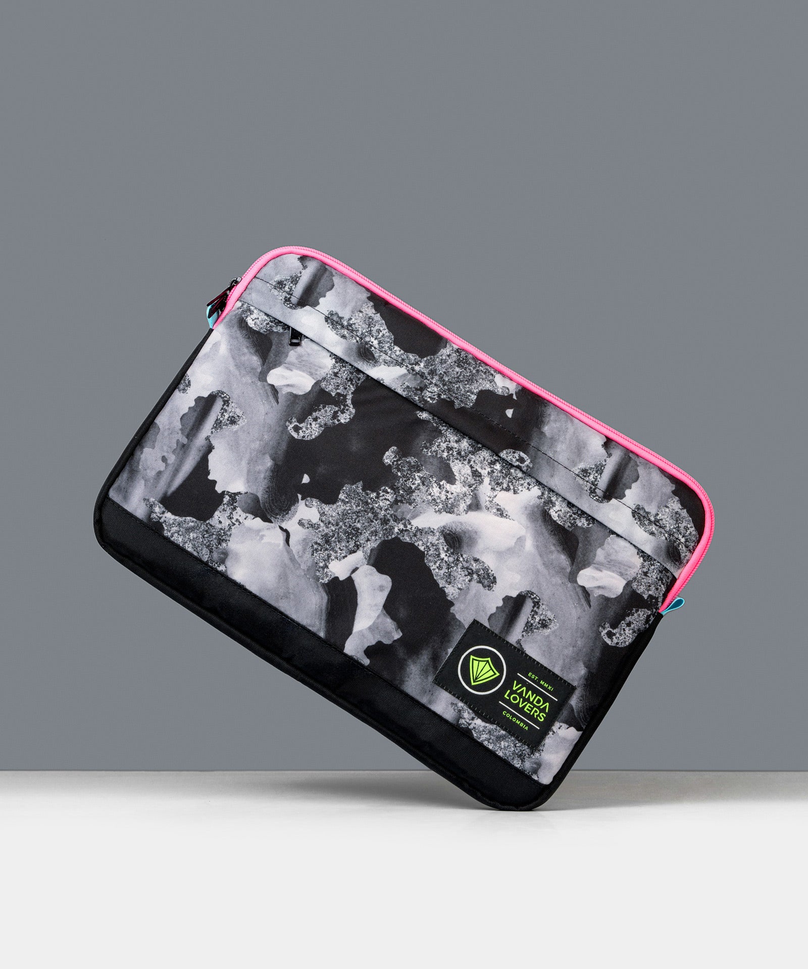 Funda-Sea-Camo-Black-Fun-Frente-Inclinada.jpg