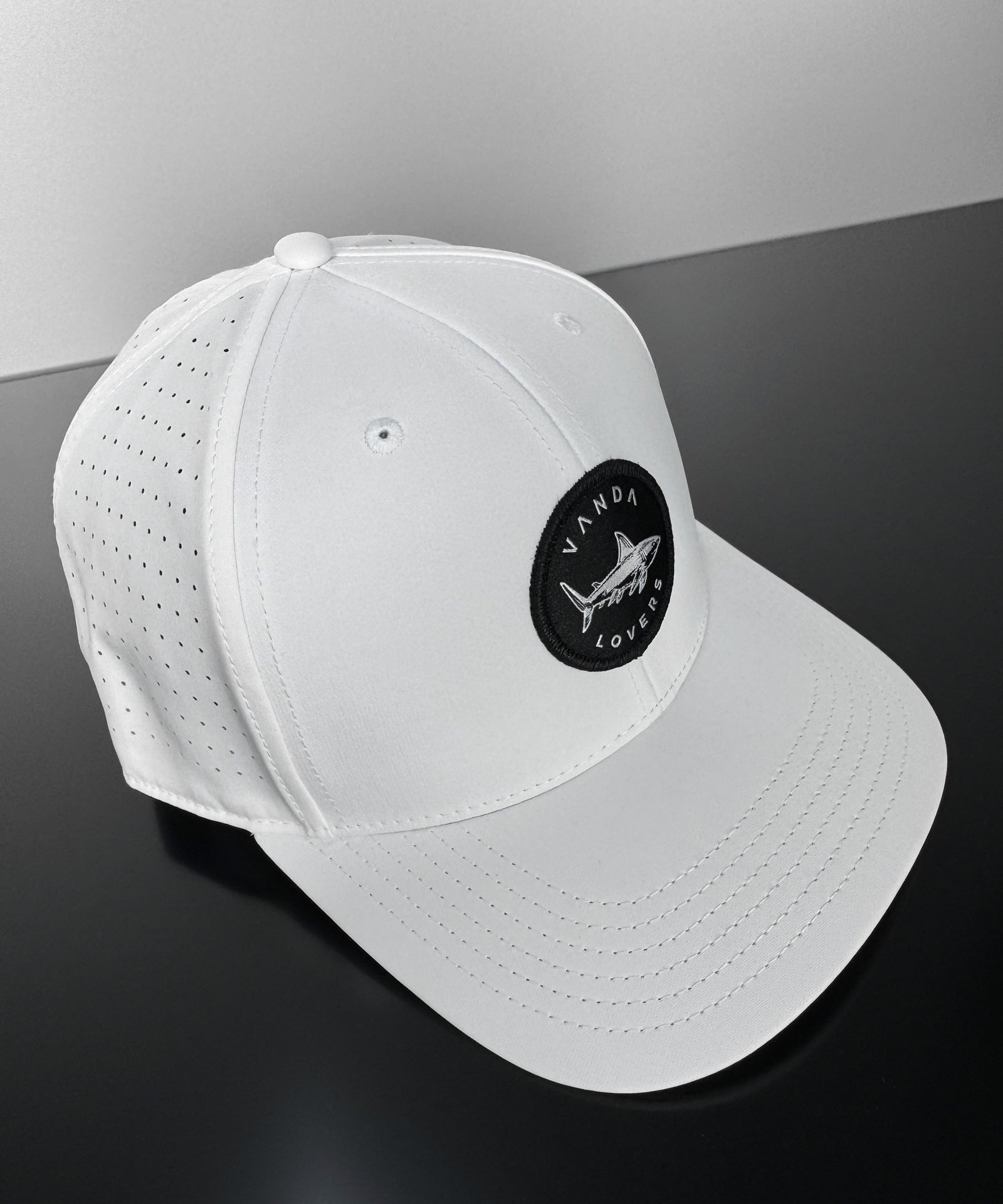 Gorra-Coolflex-Shark-White-Diagonal-Web.jpg