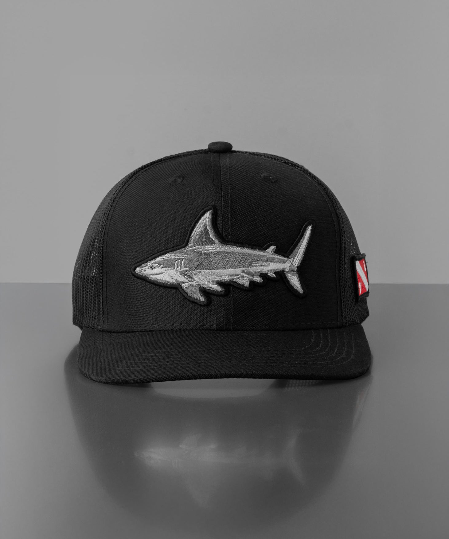 Gorra-Trucker-Shark-6P-Detalle-Frente.jpg