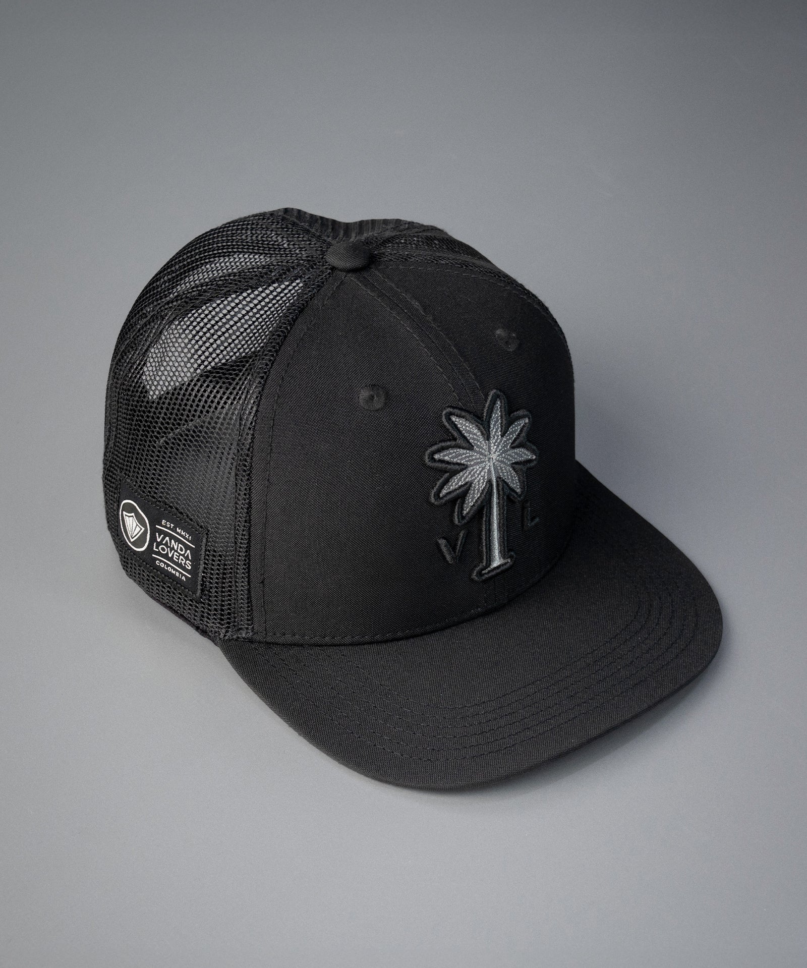 Gorra-Trucker-Venice-Gray-6P-Diagonal-Superior_b834b6bf-d2c0-44a8-8daf-23e77dd1835f.jpg